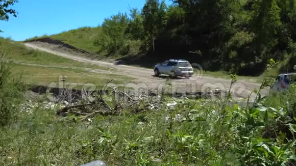 两辆现代汽车穿过山区地形视频的预览图