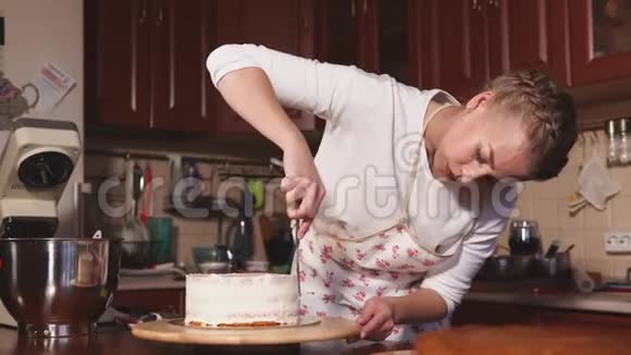 年轻女子在厨房工作准备甜点蛋糕视频的预览图