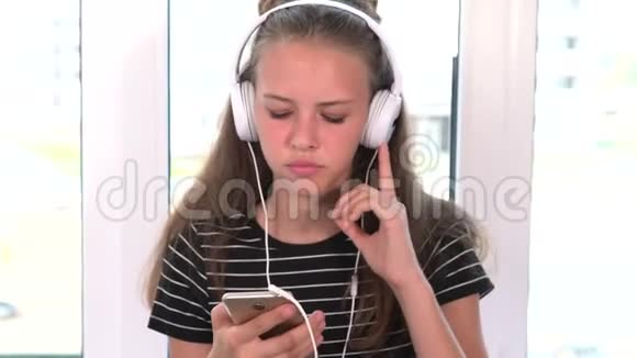 年轻的少女随着音乐唱歌视频的预览图