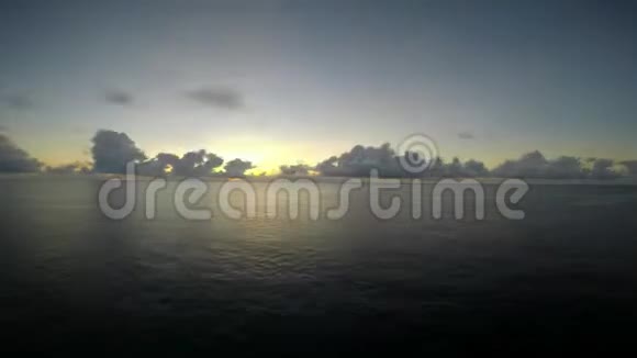 海上日出与移动的云或天空视频的预览图