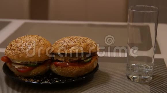 汉堡汉堡和可乐在玻璃里倒可乐或苏打水快餐垃圾食品视频的预览图