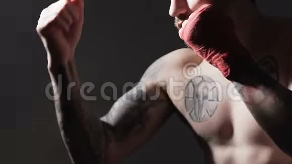 有目的的泰式跆拳道在健身房比赛前锻炼有动力视频的预览图