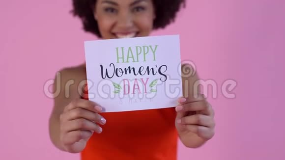 年轻女子工作室被隔离在粉红色快乐女子日卡上视频的预览图