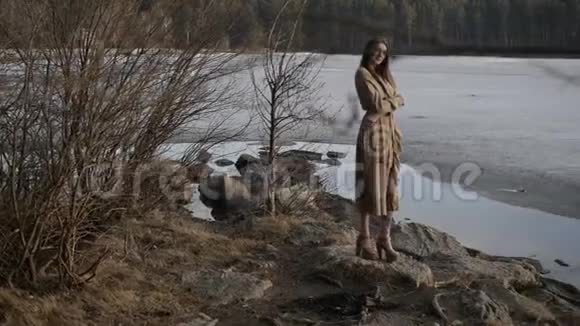 女孩站在石头上视频的预览图