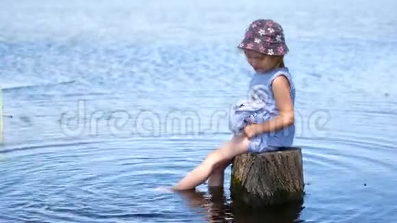 孩子脚在水里儿童享受夏日时光视频的预览图