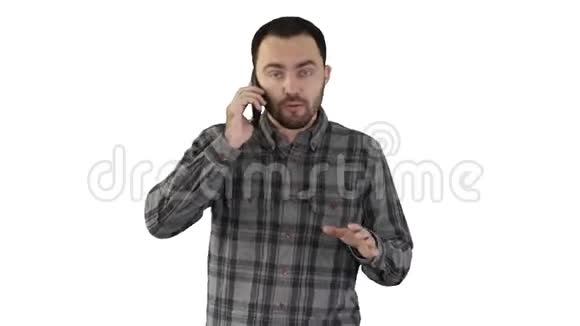 男人生气地打电话走在白色的背景上视频的预览图