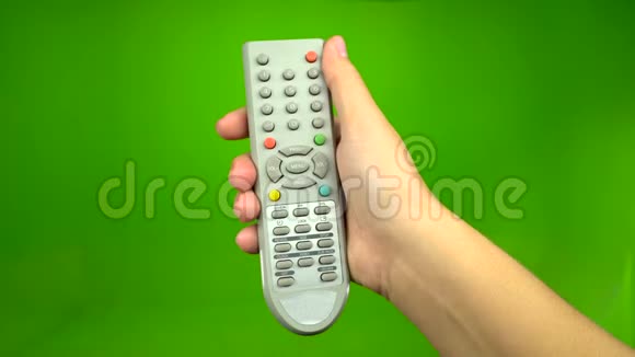 灰色遥控电视换一个频道绿色屏幕视频的预览图