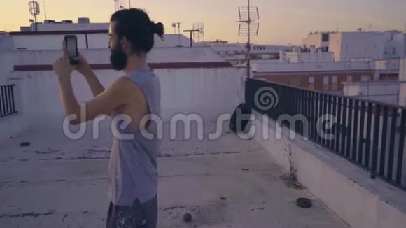 在屋顶拍照的男人视频的预览图