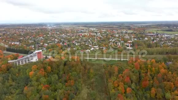 秋景景观鸟瞰雪橇和骷髅轨道视频的预览图