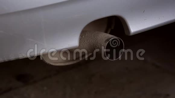 排气管缠绕汽车站在车库特写视频的预览图
