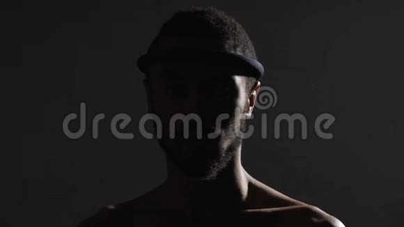 强大的非裔美国人穆伊泰拳头戴蒙孔头巾挑战对手视频的预览图