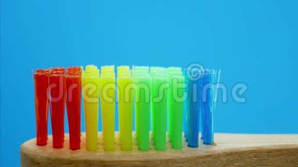 牙膏从管子里挤成彩虹木刷视频的预览图