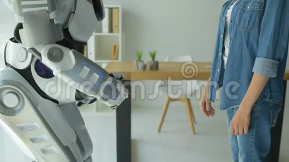 机器人绅士亲吻年轻女士的手视频的预览图