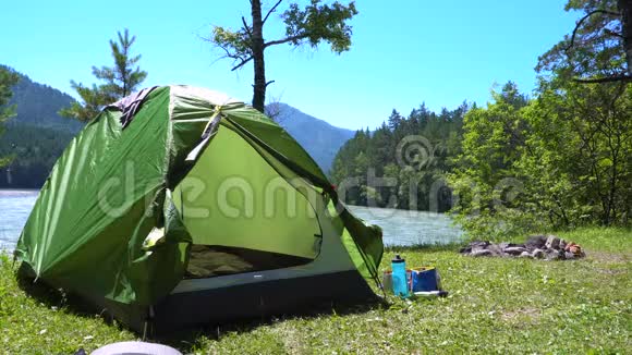 旅行者的帐篷站在河岸上视频的预览图