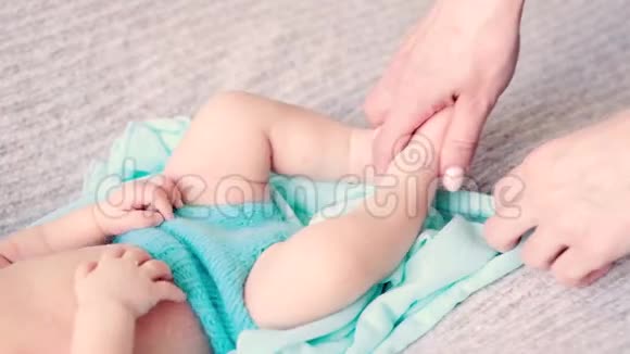 可爱的新生儿穿蓝色针织衣服视频的预览图