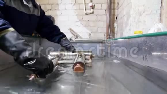 工业工厂工人把水管放在水里视频的预览图