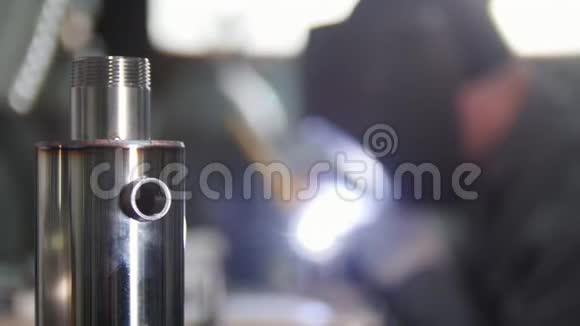工业工厂一个工人在焊接将金属管道对准焦点视频的预览图