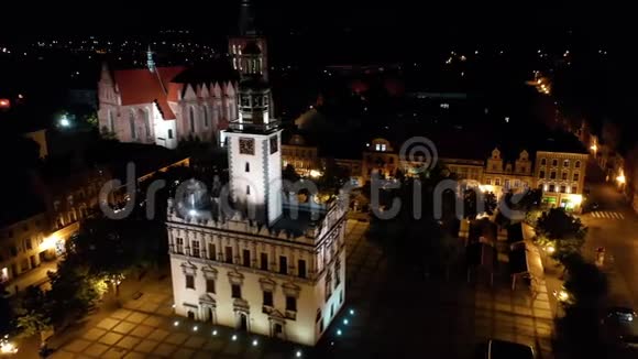 从空中俯瞰中世纪小镇前景是市政厅和大教堂视频的预览图