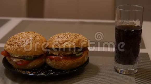 汉堡汉堡和可乐用可乐或苏打水浇冰快餐垃圾食品视频的预览图