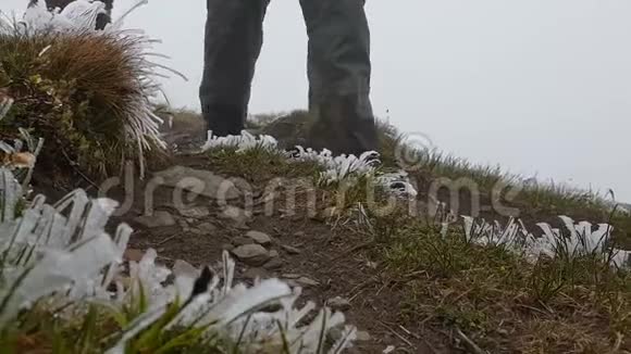在下雪的天气里近距离拍摄山上旅行者的鞋子视频的预览图