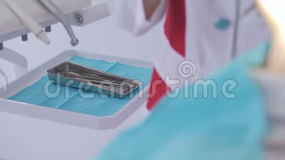 牙科医生在治疗病人的过程中将仪器放入容器中视频的预览图