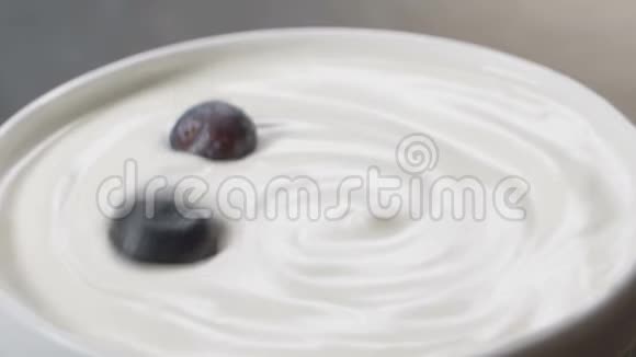 蓝莓落入酸奶溅得慢视频的预览图