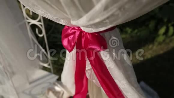 婚礼前白色织物和繁文缛节的婚礼装饰视频的预览图