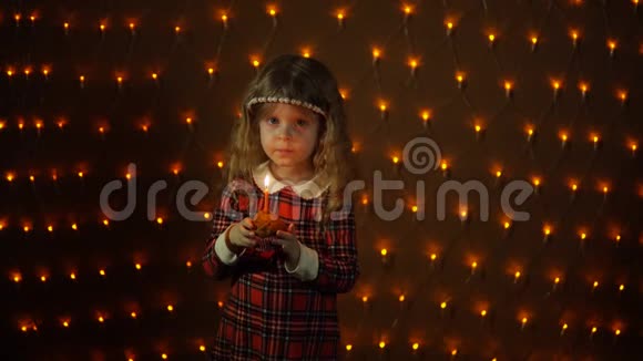 一个小女孩吹灭蜡烛咬她的生日蛋糕视频的预览图
