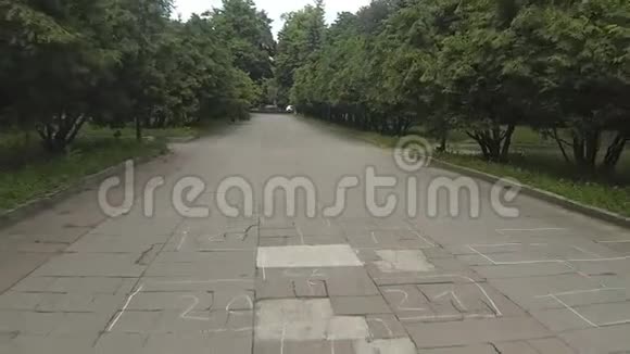 摄像机穿过过道的通道视频的预览图