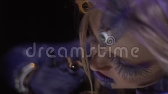 一个在涅盘有紫色身体的女孩抬起她的眼睛慢动作视频的预览图