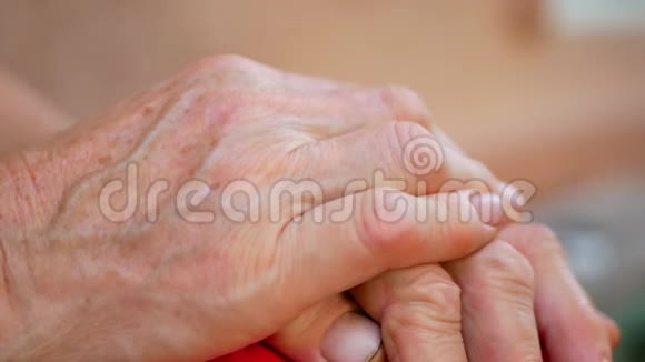 老年妇女的双手布满皱纹视频的预览图