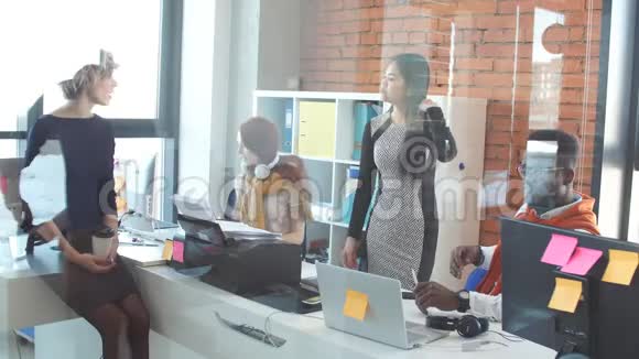 非洲帅哥和亚洲美女在嘲笑工作视频的预览图