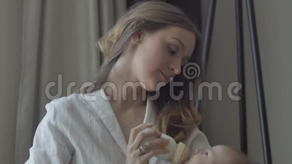 婴儿吸吮瓶视频的预览图