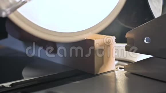 大特写木工用电动圆锯机切割木板尘埃粒子的缓慢运动视频的预览图