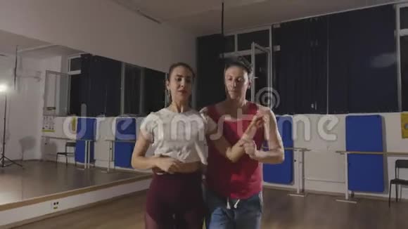 男女排练舞蹈动作视频的预览图