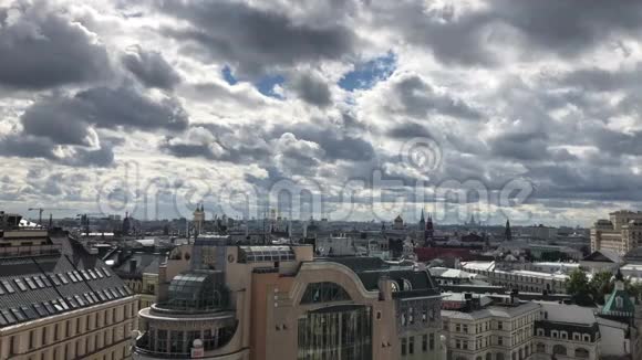 从DetskiyMir贸易中心顶部的角度看莫斯科的屋顶城市景观视频的预览图