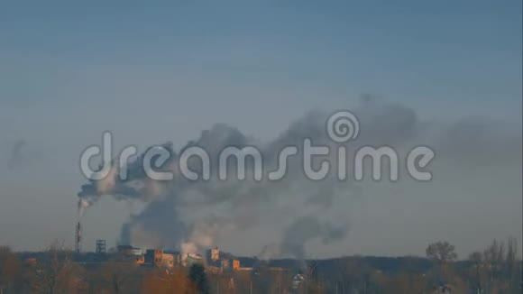 高污染的大气与烟雾从化工厂与烟堆全球地球概念视频的预览图