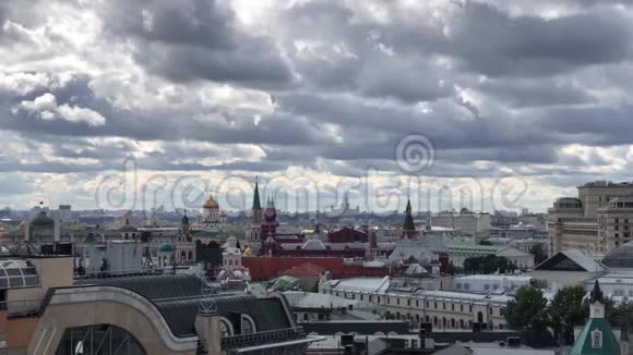 从DetskiyMir贸易中心顶部的角度看莫斯科的屋顶城市景观视频的预览图