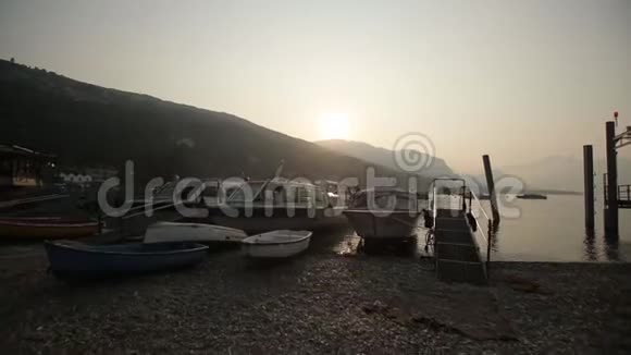 意大利科摩湖日出码头上的游艇船只和岛屿视频的预览图
