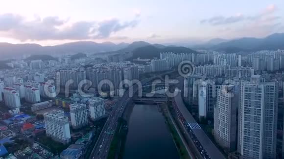 韩国釜山绥阳河交通高峰时间视频的预览图