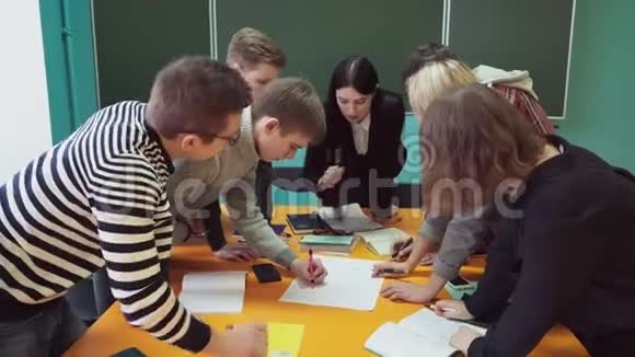 在教师监督下完成任务的青年学生小组视频的预览图