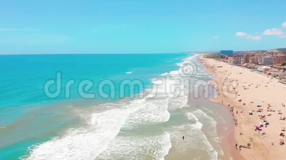 俯瞰西班牙科斯塔布兰科美丽的海滩视频的预览图