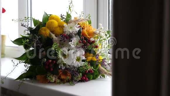 美丽的花束作为礼物与罗万和标本室区系视频的预览图