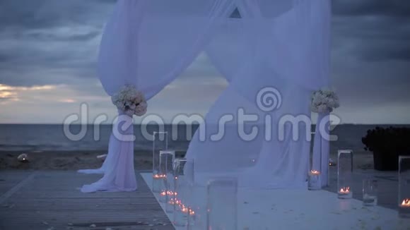 海上蜡烛的白色婚礼装饰品视频的预览图