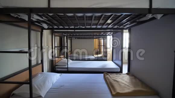 空房间一个便宜的旅馆有双层床视频的预览图