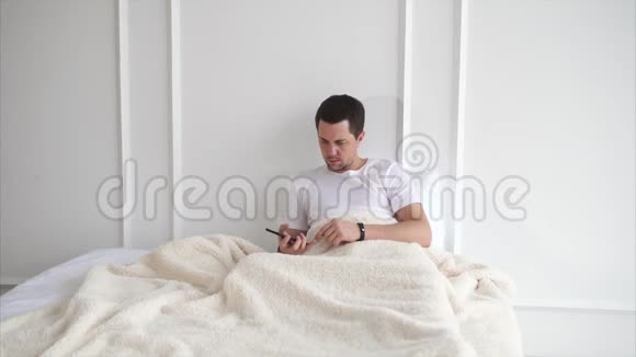 男人在和一个躺在床上的朋友说话视频的预览图