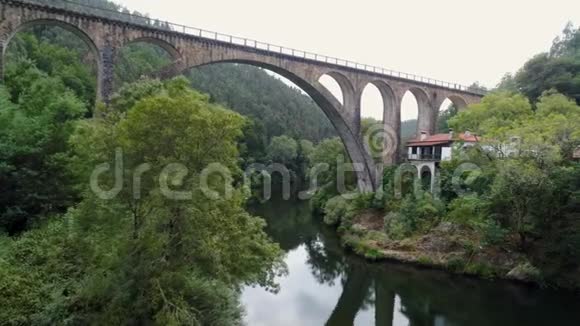 带罗马高架桥的风景如画的河流视频的预览图
