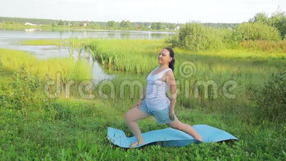 布鲁内特女士早上在湖边做伸展运动视频的预览图