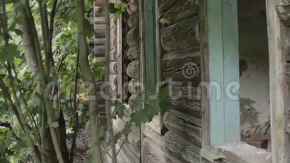 村里旧的废弃木屋的正面景色视频的预览图