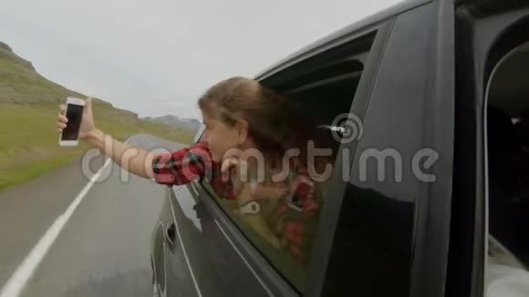 年轻女孩在车窗外自拍视频的预览图